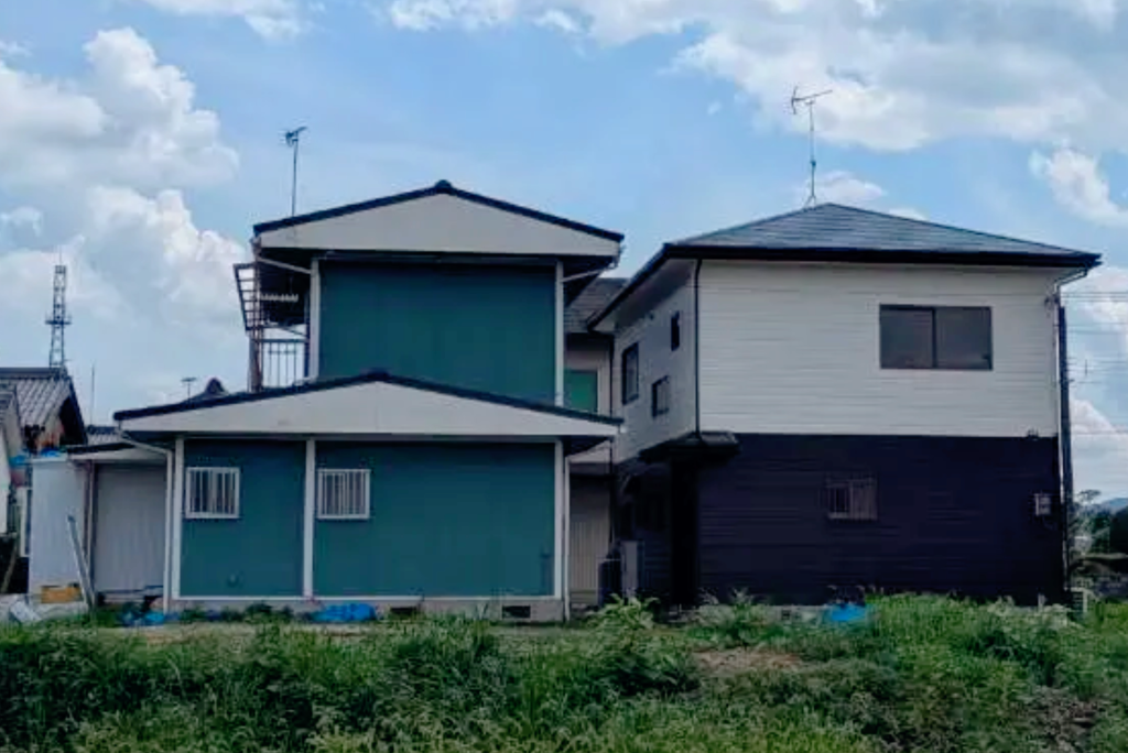 甲賀市甲南町にあるRootierの青色の建物